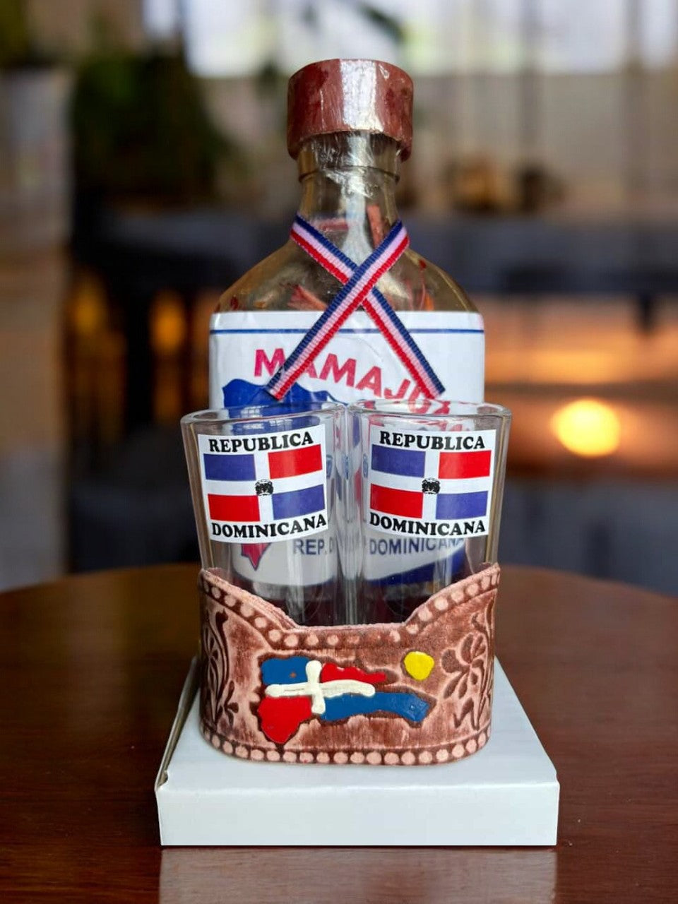 Set de Mamajuana Dominicana con 2 vasos tequileros y portador