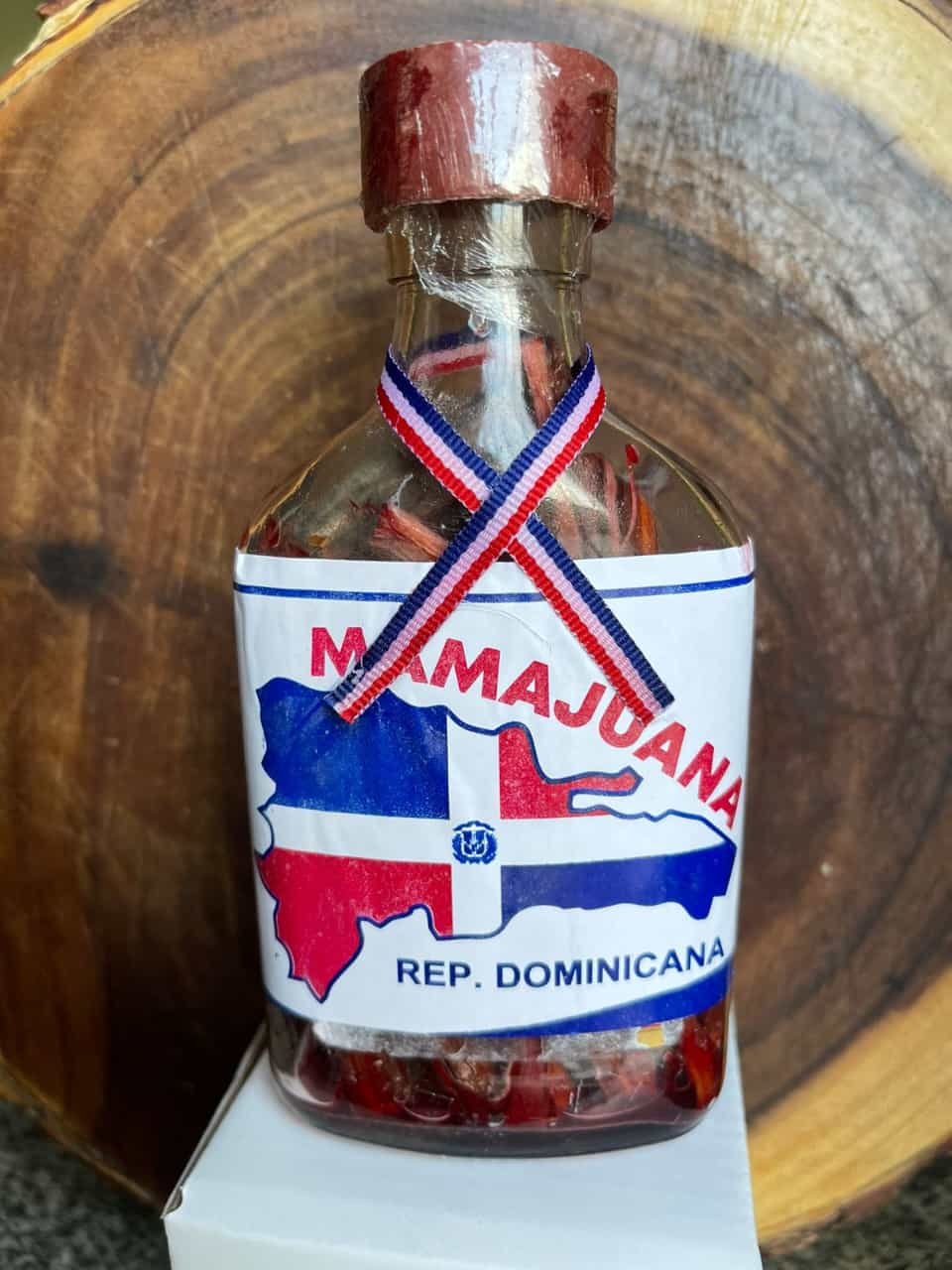 Set de Mamajuana Dominicana con 2 vasos tequileros y portador